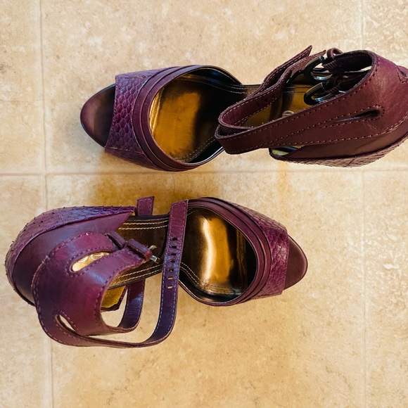 Bebe Purple platform 6” gold tip heels. - Picture 5 of 7